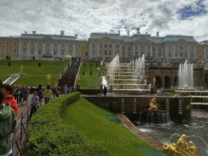 Вид на дворец в Петергофе
