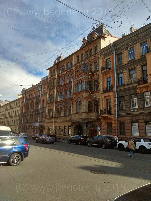 Красивое здание в паре кварталов от Невского проспекта