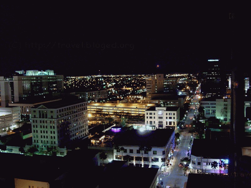 Ночной город, вид сверху Ночной West Palm Beach, вид с крыши небоскреба. Florida.