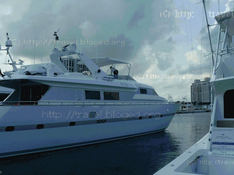 Яхта Яхта с названием Mr. Ed на выставке яхт в West Palm Beach, Florida.